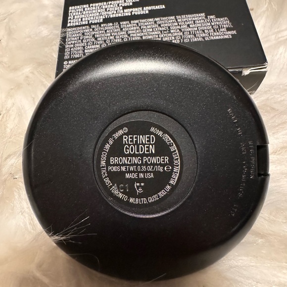 MAC Cosmetics now discontinued “Refined Golden” Bronzer. - Picture 2 of 4